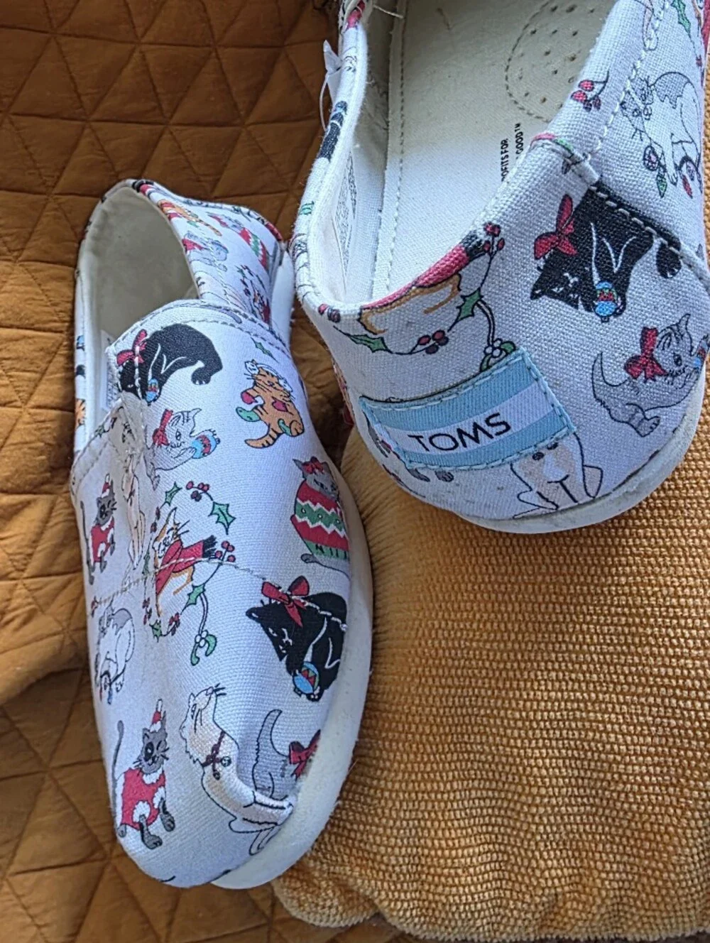 NWT TOMS Christmas Cats Slip-On Shoes – Kids 4/4.5 Women’s Size 6